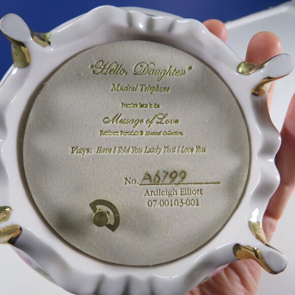 HEIRLOOM PORCELAIN TELEPHONE "HELLO DAUGHTER” Message Of Love - Music Box - Picture 8 of 16